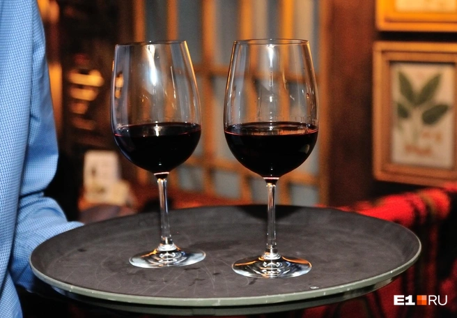 Мало правильно выбрать вино — нужно еще подобрать к нему подходящие бокалы | Источник: Артем Устюжанин / E1.RU