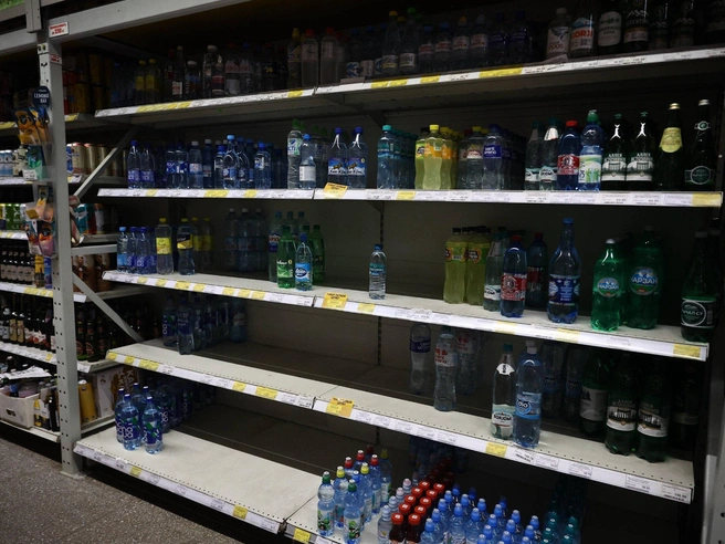 Полки с водой в некоторых магазинах полупустые | Источник: Александр Ощепков / NGS.RU