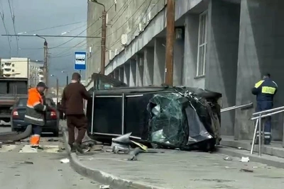 Volkswagen столкнулся с Nissan и протаранил проходную завода