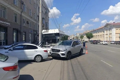 Mercedes столкнулся с автобусом в Омске: видео