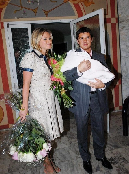 Дана Борисова и Максим Аксенов с дочерью