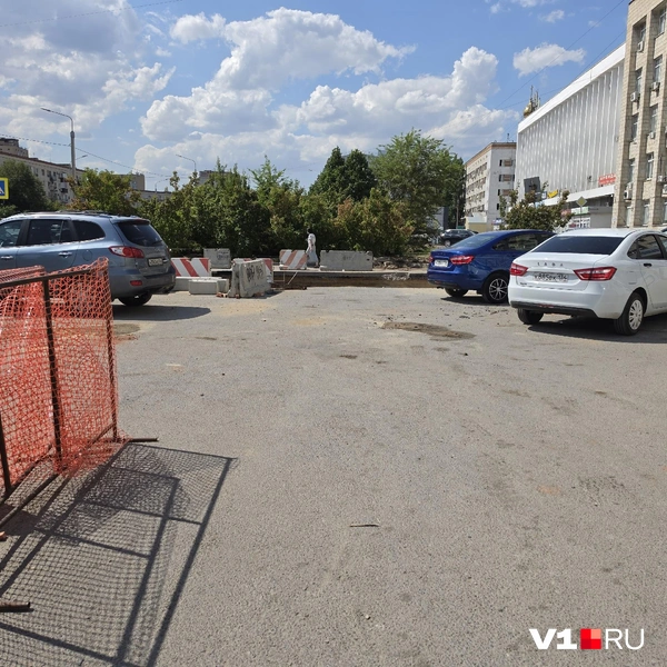 Площадь парковки из-за котлована весьма уменьшилась | Источник: Константин Завриков / V1.RU