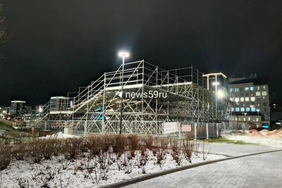 На эспланаде в Перми строят гигантскую горку для сноуборда