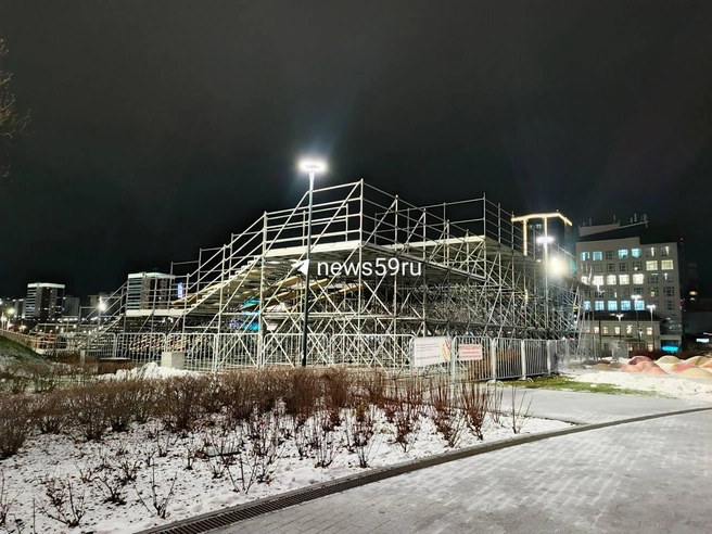 На эспланаде начали собирать гигантскую горку | Источник: читатель 59.RU Canehka