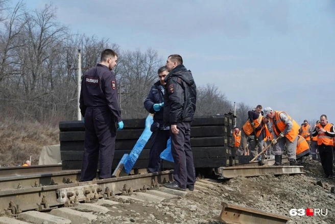 В синем пакете, скорее всего, находится вещдок | Источник: Алексей Ногинский / 63.RU 
