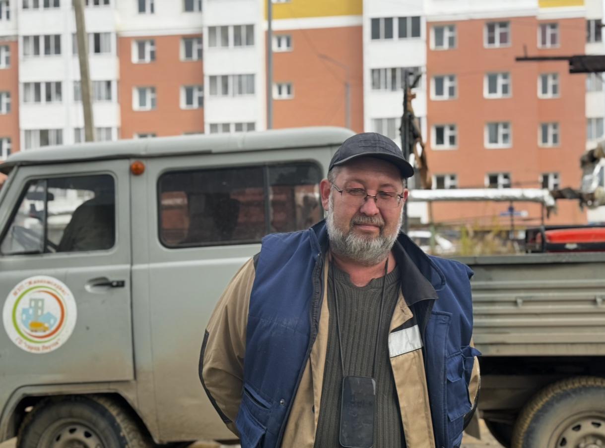 Чинит канализацию, а по вечерам пишет картины. Мастер ЖКХ из Якутска рассказал, к чему так и не смог привыкнуть за 20 лет работы