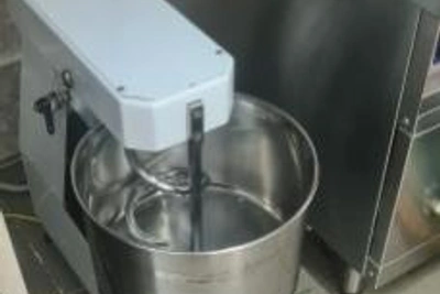 Сотрудница центра питания пострадала, упав в тестомес