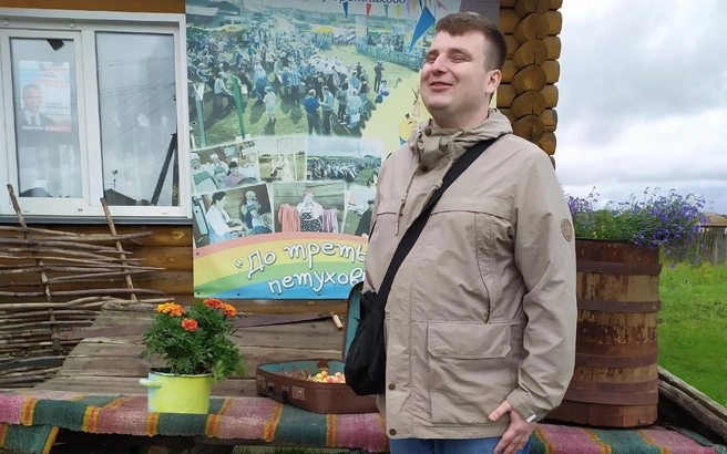 Слепоту Александр не считает болезнью: он ведет активный образ жизни, много работает и постоянно путешествует по городам | Источник: Александр Яшин
