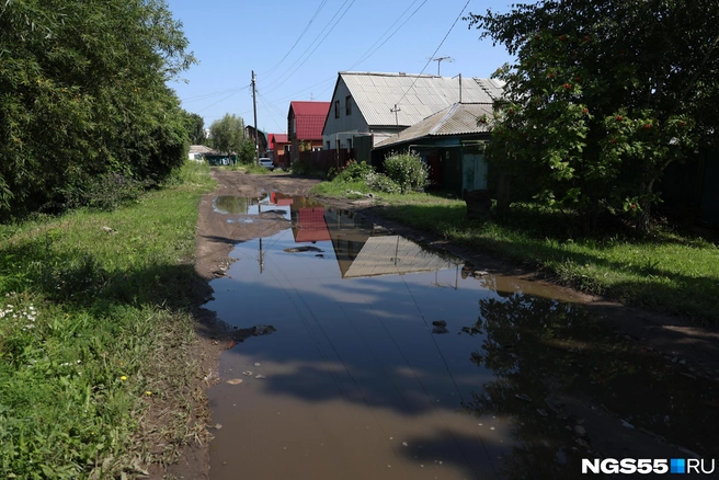 Воду приходится обходить по краю  | Источник: Евгений Софийчук / NGS55.RU