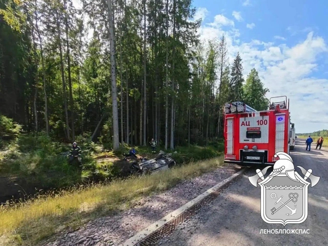 Автомобиль врезался в препятствие и опрокинулся на крышу в кювете | Источник: ГКУ «Леноблпожспас»