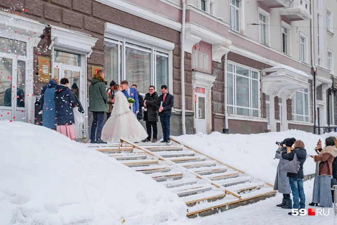 Молодоженов фотографируют и во время регистрации, и после нее — на улице. Всем хочется, чтобы кадры были красивыми, для этого ЗАГС должен выглядеть хорошо | Источник: Тимофей Калмаков / 59.RU