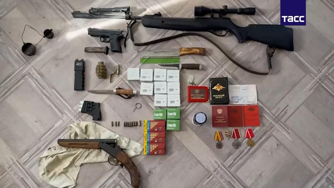 Более 300 единиц оружия и 60,5 тысяч патронов: ФСБ задержала «черных оружейников» в Воронежской обл…