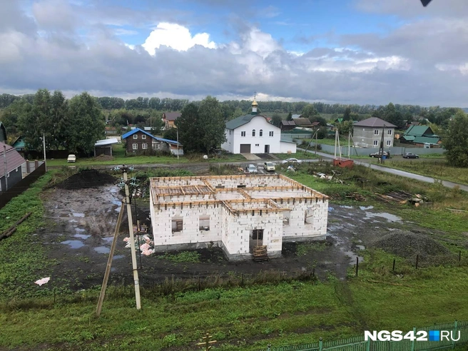 Дальше деревни — многокилометровая глушь, материалы для стройки сюда привезти сложно | Источник: Александр Левчук / NGS42.RU