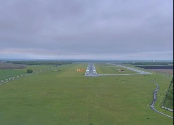 А вы такое видели? Показываем невероятные кадры приземления самолета в Тюмени — видео от пилота