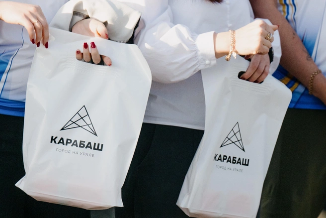 Для жителей Карабаша устроили семейный праздник с аниматорами и угощали сладкой ватой | Источник: Егор Ивлев