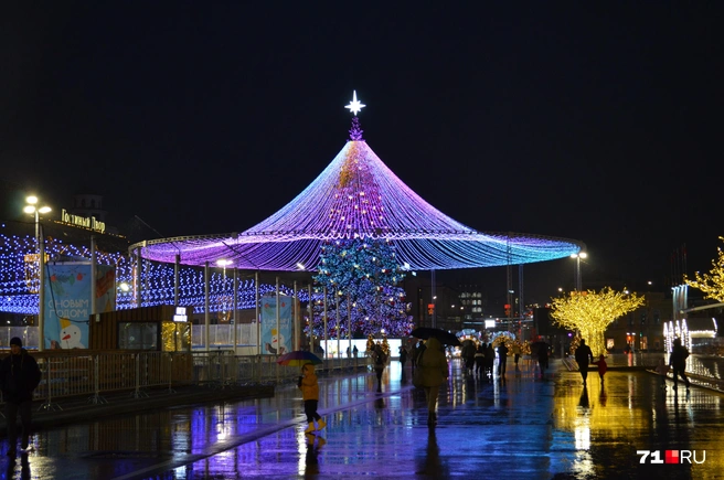 Отдельно стоит отметить освещение и мультимедийную систему | Источник: Максим Улитов / 71.RU