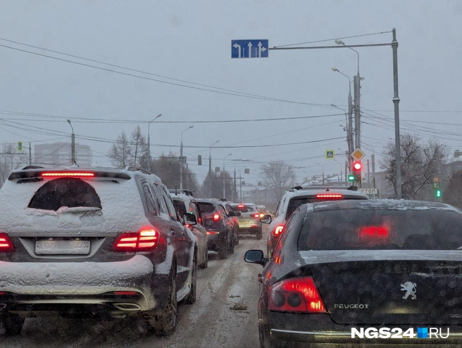 Потом снег посыпят и он превратится в воду со снегом | Источник: Мария Ленц / NGS24.RU