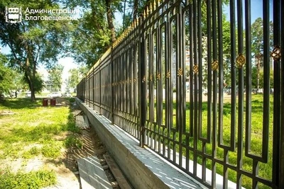 Алексеевскую гимназию в Благовещенске окружают новым забором