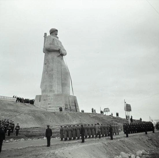 Открытие памятника Защитникам Советского Заполярья | Источник: Мурманский областной краеведческий музей / Олег Манухин