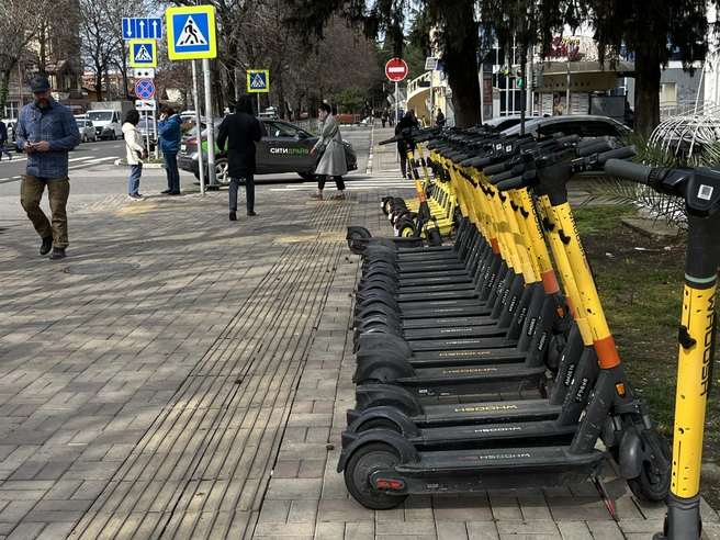 На управление самоката, мощностью более 250 Вт, необходимы права  | Источник: Анна Грицевич / SOCHI1.RU