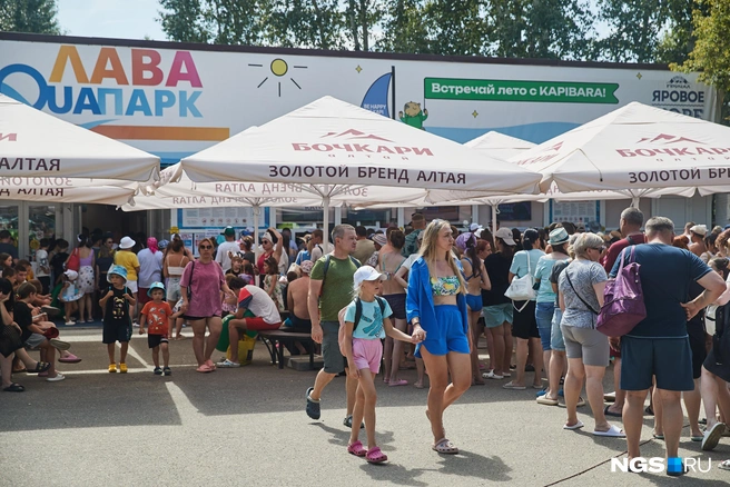 В аквапарк с утра выстроилась огромная очередь | Источник: Александр Ощепков / NGS.RU
