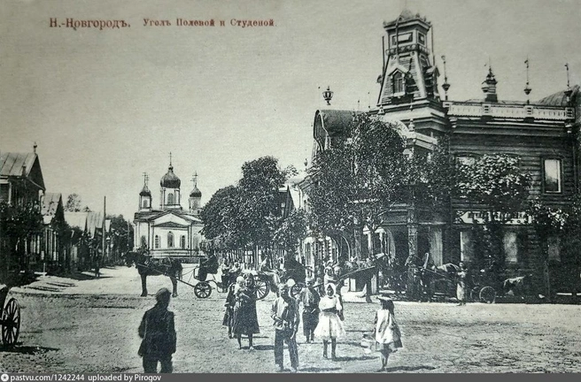Вид на церковь Трех Святителей со стороны улицы Студеной, 1905–1908 | Источник: В. И. Бреев / Рastvu.com