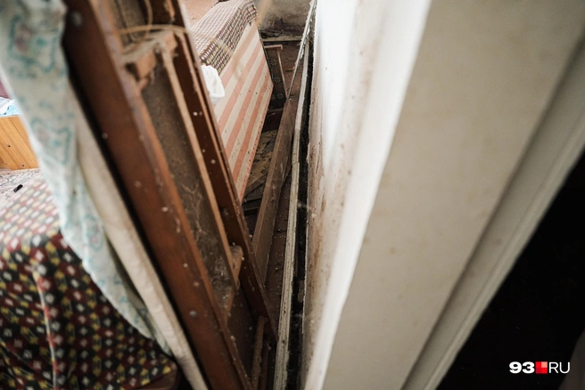 Пол провалился из-за движения земли | Источник: Дарья Паращенко / 93.RU