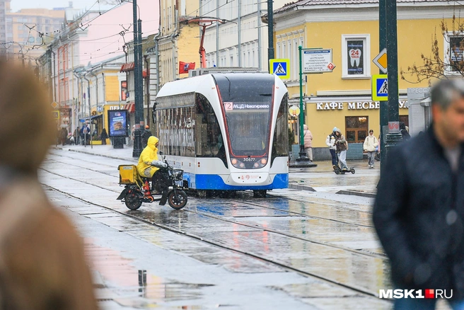 В Москве эксперты объяснили, почему не получится убрать курьеров с тротуаров | Источник: Артём Устюжанин / MSK1.RU