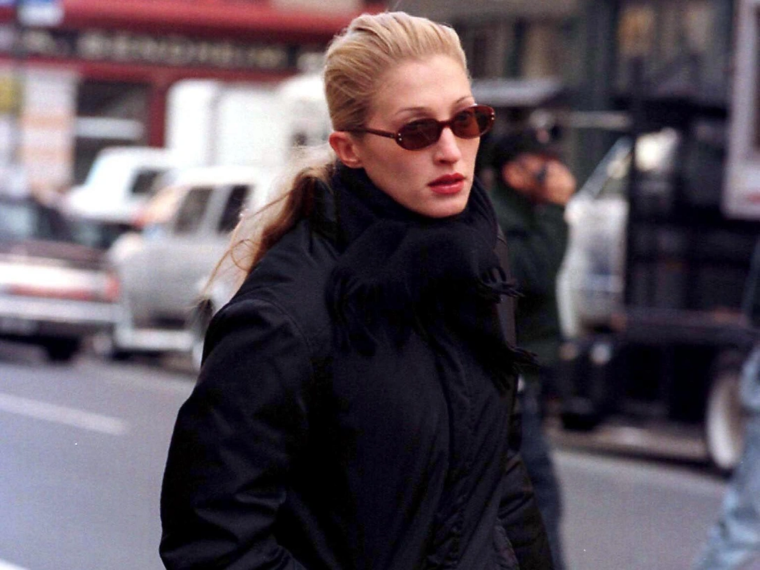 От Кэролин Бессетт-Кеннеди до сестер Олсен: 5 икон стиля, которые создали тихую роскошь (и их модные приемы) | marieclaire.ru