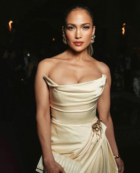 Кремовый шелк и золотой сюр: самый роскошный образ Дженнифер Лопес в 2023 году