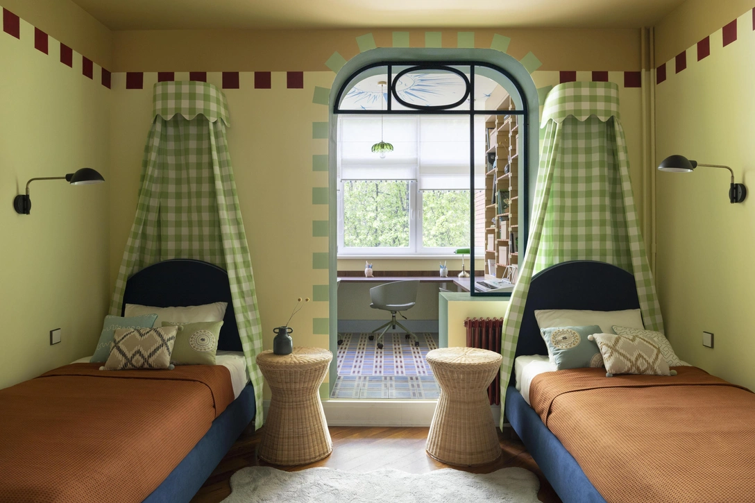 Кровати, прикроватные столики, ковер, Divan.ru. Текстиль, «Времена года». Бра, Arte Lamp. Радиатор, KZTO. Проект Даши Косса | Источник: Константин Малюта. Стиль: Даша Косса