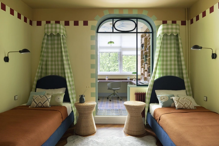 Кровати, прикроватные столики, ковер, Divan.ru. Текстиль, «Времена года». Бра, Arte Lamp. Радиатор, KZTO. | Источник: Константин Малюта. Стиль: Даша Косса