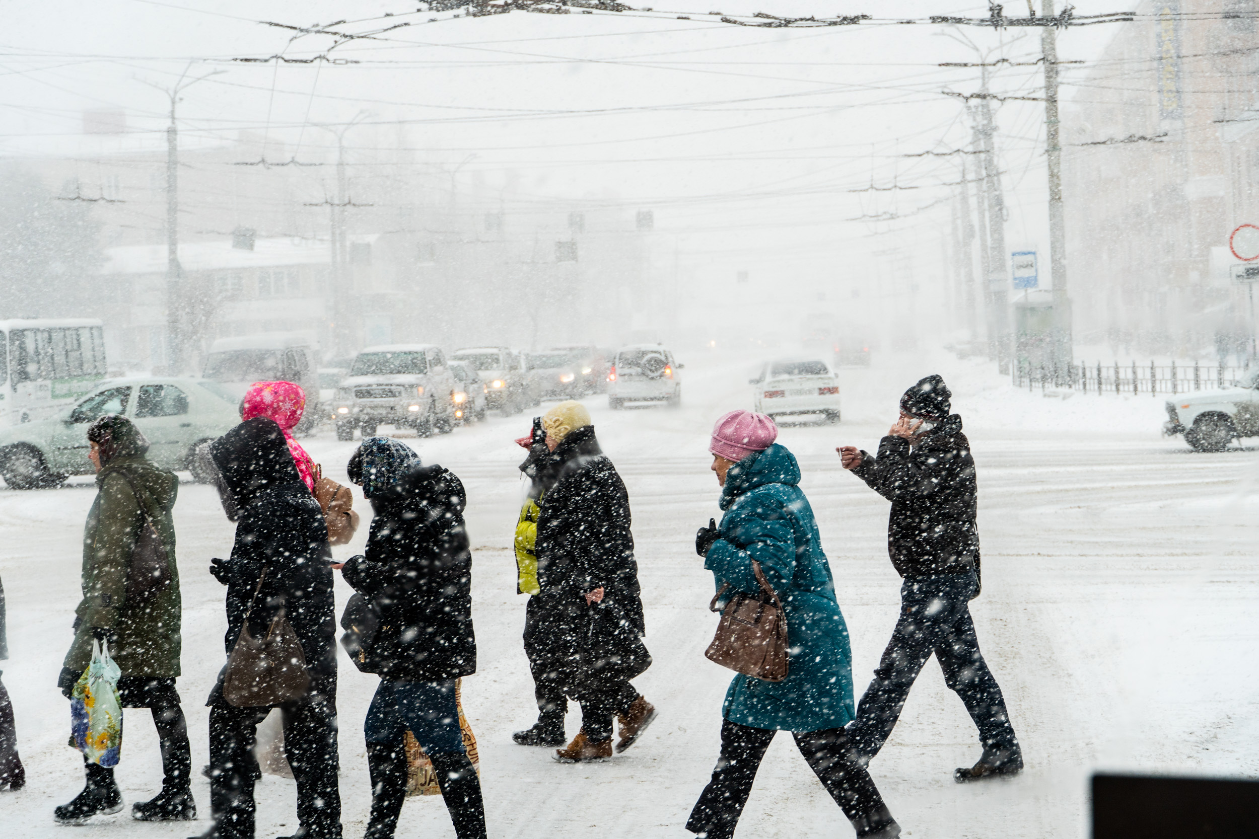 Погода снежков. Сильный снегопад. Метель в городе. Снегопад в Омске. Сильный ветер зимой.