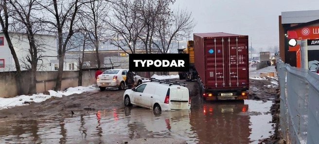 Застрявшие машины на улице Автомобильной. Фото сделано в начале марта 2025 года | Источник: Туподар Краснодар / T.me