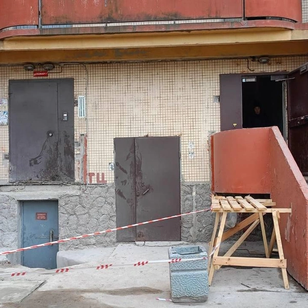 Прокуратура начала проверку после жесткого падения женщины с крыльца дома на Серебристом бульваре | Источник: Прокуратура г. Санкт-Петербурга