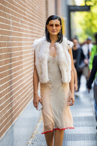 Меховые жилетки снова в тренде, но не те, что мы любили в нулевых Меховые жилетки снова в тренде, но не те, что мы любили в нулевых