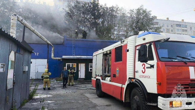 К приезду пожарных кровля автосервиса уже дымилась вовсю | Источник: МЧС Челябинской области / t.me
