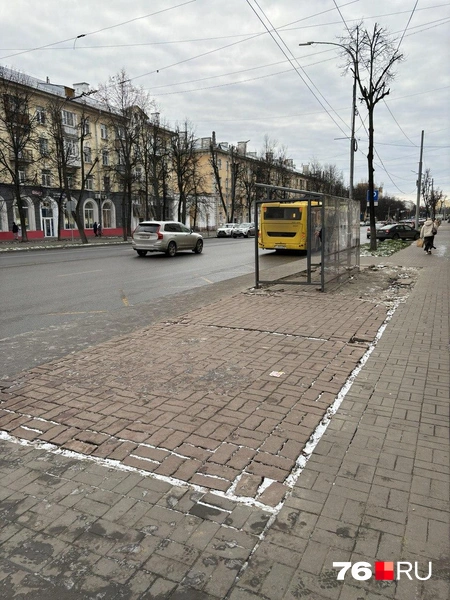 Раньше остановочный павильон с ларьком занимал площадку, заложенную сейчас плиткой | Источник: читатель 76.RU