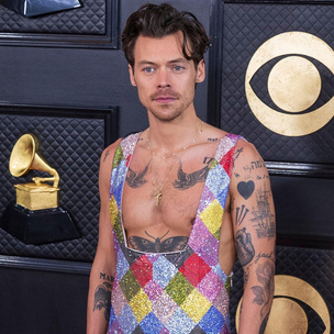 Изменил Gucci: Гарри Стайлс пришел на «Грэмми-2023» в секси комбинезоне Swarovski на голое тело
