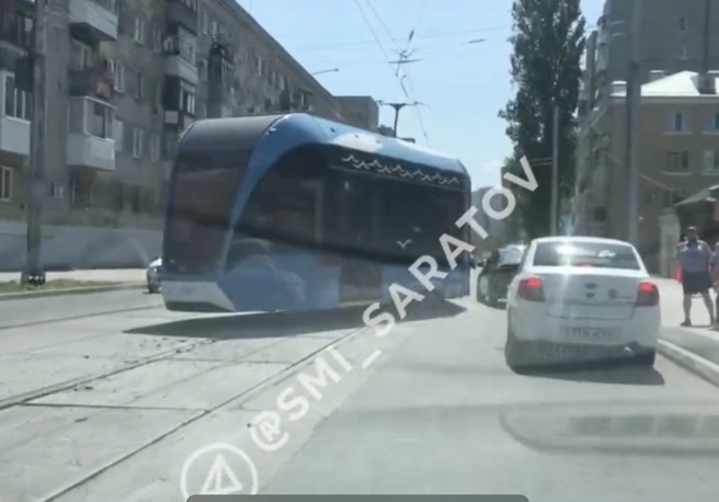 Вагон не удержался на рельсах | Источник: Новости Саратова и Области / Telegram