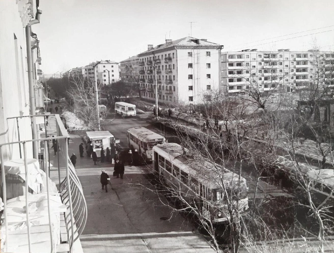 Справа&nbsp;— разрушенное здание бывшего католического костела на Красина в 1976 году | Источник: Комитет по делам архивов Курганской области /vk.com