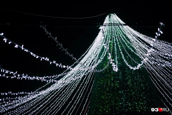 Зато здесь красивая елка с «юбочкой» | Источник: Дарья Паращенко / 93.RU