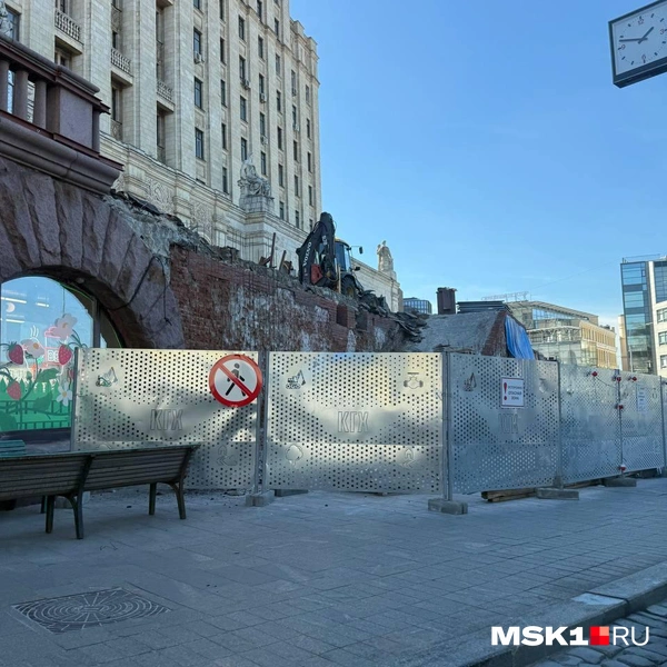 Ремонтируют стилобат у ресторана Balzi Rossi | Источник: Артем Устюжанин / MSK1.RU