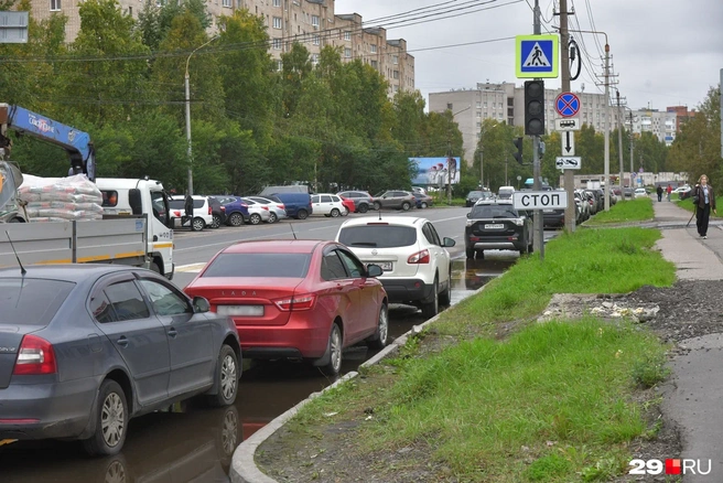 Когда машина ждет, а водитель ждать уже не может | Источник: Иван Митюшёв / 29.RU