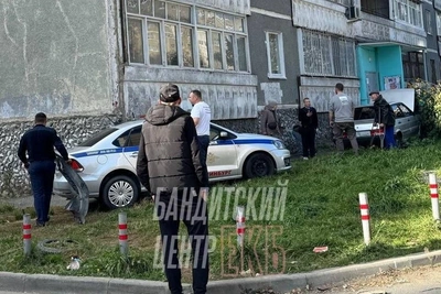 В Екатеринбурге легковушка влетела в дом на Бебеля
