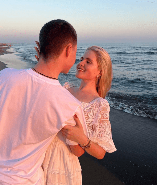 «Дети, счастья вам, любви!»: Александр и Эмма Малинины празднуют помолвку 22-летнего сына