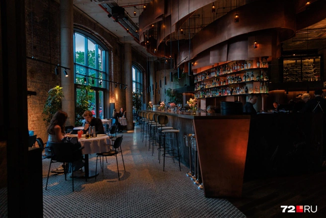 Над баром «Огнива» висят листы меди общим весом 8 тонн | Источник: Ирина Шарова / 72.RU