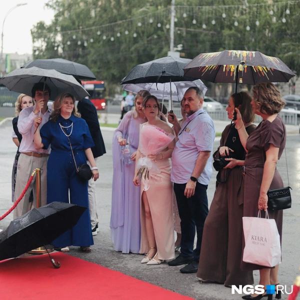 Родители весьма кстати прихватили зонтики | Источник: Алина Скитович / NGS.RU