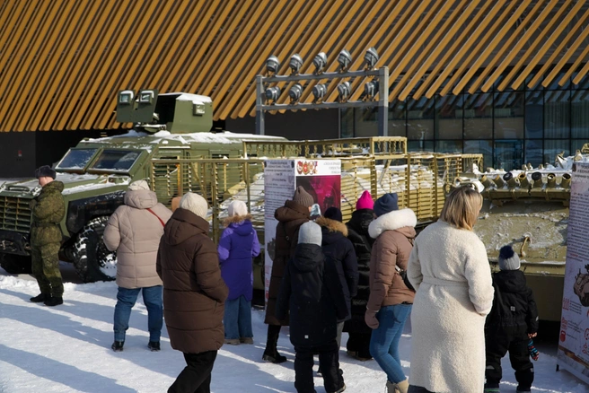 Экспозиция военной техники развернулась на улице перед ТЦ