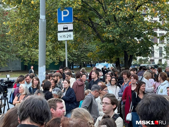 У суда толпились журналисты и простые люди, связанные с фондом | Источник: Елена Халматова / MSK1.RU